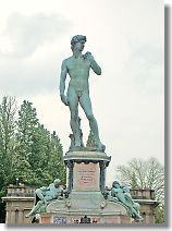 The monument of Michelangelo's David combined with the replica offour allegoric sculptures in the Medici service temple.