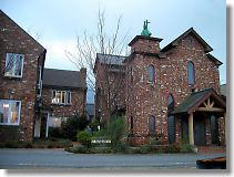 �p���̃A���e�B�[�N���ގg�p�̐����o�[�g����(�E)�ƃj�[���Y�E�n�E�X(��)���琬��܂��B