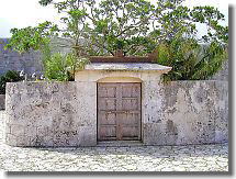 A site of worship located in front of the castle wall is called 'Suimui-utaki.' According to the mythology of the Ryukyus, the sacred site was created by the hands of god.